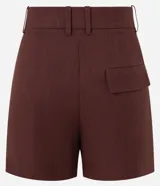 Short femenino color marrón oscuro, con trabillas en la cintura, pliegues frontales y solapa trasera.
