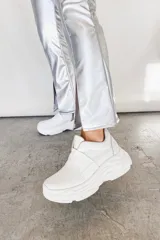 Zapatillas deportivas blancas de cuero vacuno con plataforma y cierre lateral.