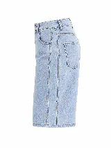 Bermuda de jean color beige, de tiro alto y corte ancho hasta las rodillas, con bolsillos laterales y traseros, y cierre frontal con botón y cremallera.