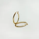 Aros tipo argolla con diseño ovalado, fabricados en oro 9k con acabado pulido.