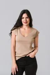 Remera de algodón color marrón, con cuello en V y mangas cortas con diseño de hombros caídos.