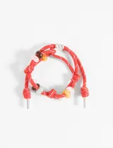 Pulsera de cordón rojo con cuentas de plástico de colores y terminales metálicas.