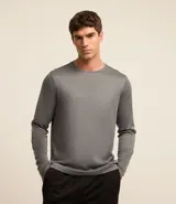 Remera deportiva gris para hombre, modelo comfort, confeccionada en tejido de poliéster con tecnología Dry que evapora el sudor y protección UV. Tiene cuello redondo y mangas largas.