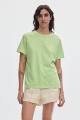 Remera Pastiche modelo Atenas de manga corta y cuello redondo, confeccionada en 100% algodón con efecto washed. Presenta detalle de bordado en el pecho.