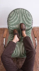 Zueco de cuero marrón, con diseño inspirado en mocasines, tira elástica en el empeine y suela plana confortable.