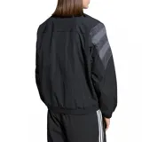 Campera deportiva Adidas modelo Santiago Track Top, con diseño de bloques de color en negro y gris. Presenta cierre frontal completo, cuello alto, puños elásticos y las icónicas tres tiras de la marca en color blanco a lo largo de las mangas. Incluye el logo del trébol de Adidas bordado en el pecho.