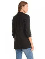 Blazer de crepe Dictionary, con cuello solapa, abertura frontal y mangas tres cuartos con detalle fruncido. Cuenta con bolsillos delanteros y forro interno.