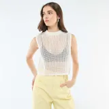 Top sin mangas de tejido crochet con cuello redondo y diseño de red, en color blanco.