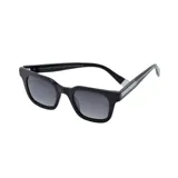 Lentes de sol con armazón de acetato negro de diseño cuadrado y patillas con detalle metálico grabado. Cuentan con cristales degradados en tono gris oscuro.