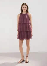 Vestido corto bordó con diseño de capas y volantes, escote redondo y tirantes anchos.