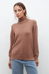 Polera negra de cuello alto y manga larga.