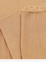 Bufanda lisa color naranja, con flecos pequeños en los extremos.