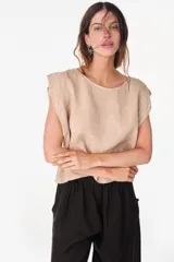 Blusa de lino color verde militar, con escote redondo amplio, mangas cortas estilo japonés y corte recto holgado.