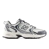 Championes New Balance modelo 530, color blanco con detalles en gris y azul marino, confeccionados en malla transpirable y material sintético, con tecnología ABZORB en la entresuela.