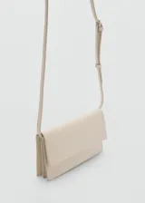 Bolso tipo sobre de diseño minimalista en color beige, con solapa frontal y correa larga ajustable con hebilla metálica.