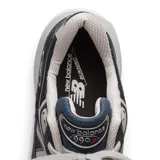 Championes urbanos New Balance modelo 990 V6, color azul marino con detalles en negro y gris. Confeccionados en gamuza y malla, con logo "N" característico en los laterales y entresuela FuelCell y ENCAP.