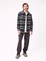 Camisa de manga larga con diseño de estampado étnico en tonos azules y beige. Presenta cuello clásico, cierre frontal con botones y bolsillos en el pecho.