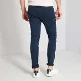 Pantalón de vestir azul marino, de corte slim fit, con bolsillos laterales y traseros.