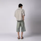 Camisa de manga corta de popelina con patrón a cuadros, calce boxy y largo a la cintura, con bolsillos y canesú cortados en diagonal.