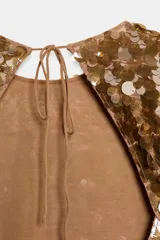 Vestido midi dorado cubierto de lentejuelas, con cuello redondo, mangas cortas y espalda abierta con cordones para ajustar.