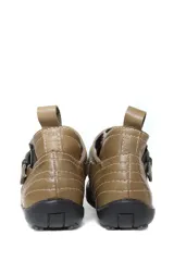 Bota baja estilo botín de cuero color rojo, con hebilla dorada y elástico negro.