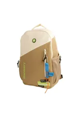 Mochila Discovery de diseño bicolor en beige y tostado. Presenta un compartimento principal con cierre, un bolsillo frontal vertical con cierre y bolsillos laterales de malla. Incluye el nombre de la marca impreso en el lateral y un detalle de cinta azul con mosquetón en el frente.