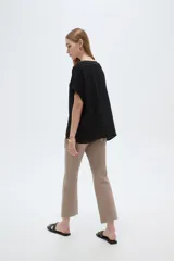 Blusa blanca de poliéster de corte holgado, con escote en V y mangas cortas.
