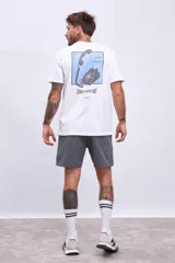 Remera de hombre color beige con estampado frontal de un llavero con la frase "Early Check Out".