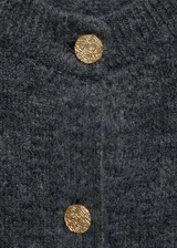 Cardigan de punto gris con cuello redondo y manga larga. Presenta un cierre frontal con botones dorados con textura efecto joya y un diseño de corte recto.