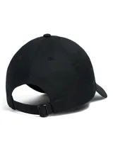 Gorra de béisbol de perfil bajo con visera precurvada y paneles frontales estructurados. Presenta el logo de la marca bordado en el frente y una etiqueta rectangular con el nombre de la marca debajo. Cuenta con cierre de correa ajustable en la parte posterior.