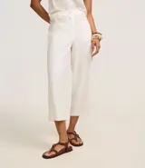 Pantalón pantacourt azul marino de viscosa con lazo delantero, cintura elástica y bolsillos delanteros.