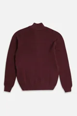 Campera tejida de algodón en color bordó, con cierre frontal completo, cuello alto y logo bordado en el pecho.