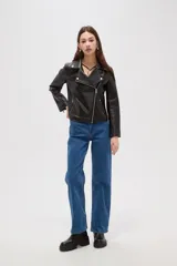 Campera estilo biker de cuero sintético color negro, con cierre frontal cruzado, solapas con botones a presión y bolsillos laterales con cierre.