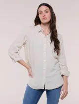 Camisa de lino marca Dash, color beige, con cuello con solapa, escote en V y cierre frontal con botones. Presenta mangas largas regulables con presilla y botón, y un bolsillo aplicado en el pecho.