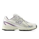 Championes urbanos New Balance modelo 740, con diseño retro en tonos blanco, plateado y detalles en violeta. Confeccionados en malla y materiales sintéticos, con el logo N característico en los laterales y suela de goma.