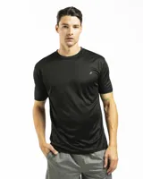 Remera deportiva negra de manga corta y cuello redondo, con un pequeño logo en el pecho.