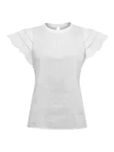 Blusa de manga corta color blanco, con cuello redondo y detalles de crochet en las mangas. Presenta un cierre de botón en la parte posterior del cuello.