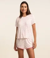 Short de pijama blanco con estampado de corazones rosas y ribete rosa.