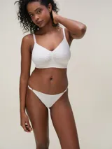 Tanga colaless de microfibra con tirantes laterales ajustables y diseño de tiro bajo. Cuenta con fundillo de algodón para mayor comodidad.