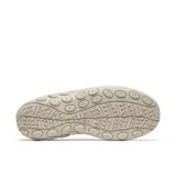 Slip on Merrell Jungle Moc de gamuza color tostado, con doble refuerzo elástico en los laterales, presilla en el talón y suela de goma con amortiguación.