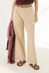 Pantalón de lino azul con finas rayas verticales color beige, corte palazzo y cintura alta.