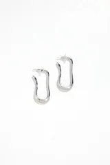 Par de caravanas plateadas con forma rectangular irregular.