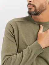Buzo de algodón con cuello redondo a la base, mangas largas y puños y cintura en tejido rib.