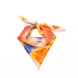 Pañuelo cuadrado de satén con estampado colorido de frutas cítricas y formas abstractas en tonos naranjas, amarillos, azules y blancos.
