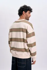 Buzo deportivo de rayas anchas marrones y verdes sobre base beige, con cuello redondo y diseño holgado.