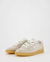 Championes Coolway modelo Goal Ice Silver, con diseño retro-sport en tonos beige, detalles plateados y un panel rosado en el talón. Cuentan con suela de goma flexible en tono caramelo y cordones blancos.