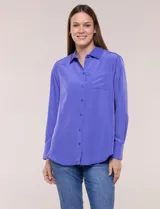 Camisa de satén blanca de la marca Floral & Ivy, con cuello con solapa, cierre frontal de botones, manga larga con puño ancho y bolsillo aplicado en el pecho.