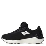 Championes de running New Balance modelo Fresh Foam 1440, color negro con entresuela blanca. Presentan capellada de malla transpirable, cierre con cordones y el logo de la marca en el lateral.