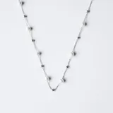 Gargantilla de plata 925 con perlas de río y pequeñas cuentas plateadas. Largo total de 45cm.