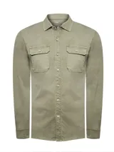 Camisa de denim color verde oliva, de manga larga, con dos bolsillos con tapeta y botones de madera en el pecho. Confeccionada con tecnología Natural Flex.